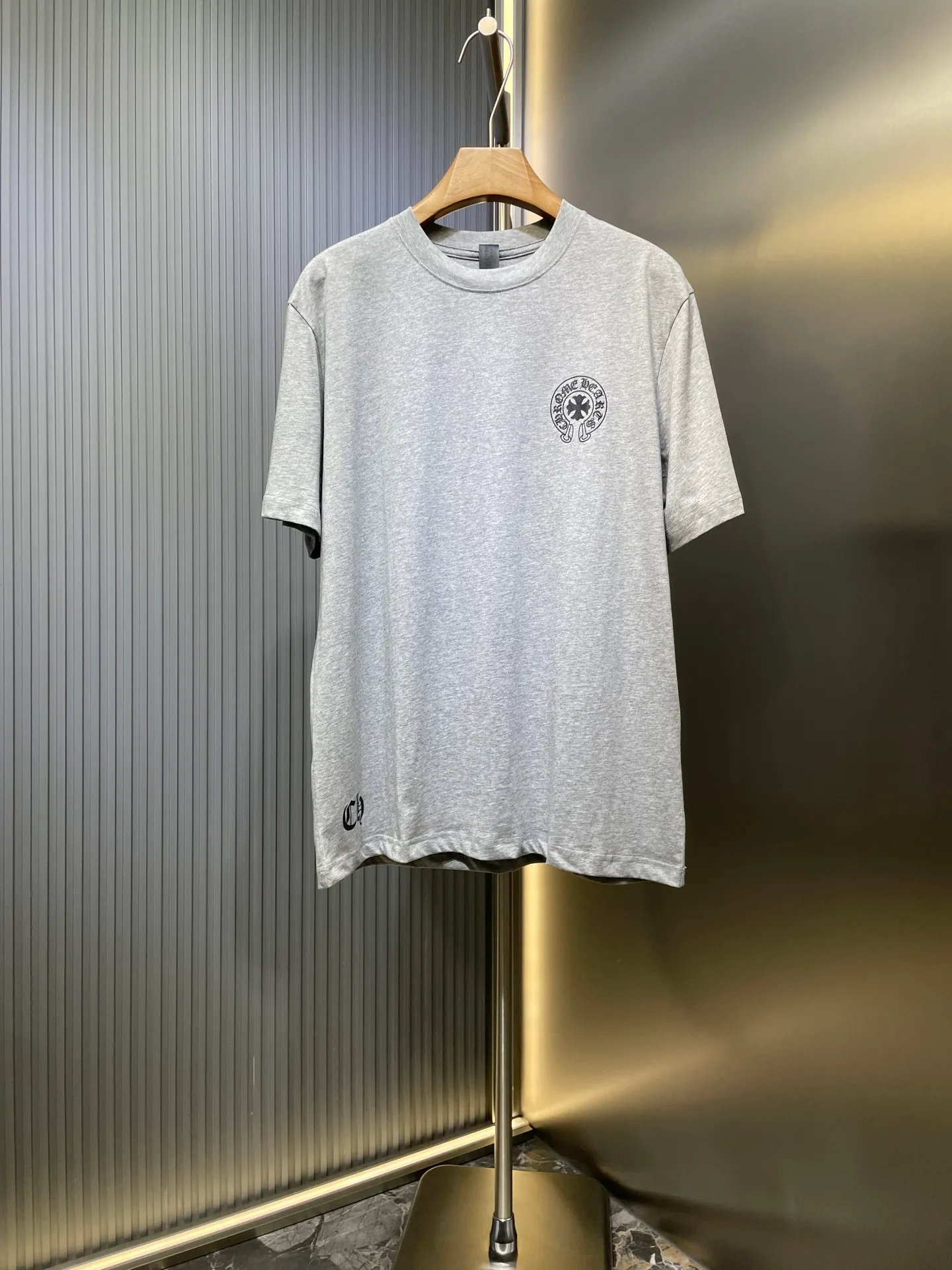 P240 CHROME HEART🌟【Top original order】CHROME HEART Sanskrit letter printed short sleeves are crafted from custom-made pure cotton fabrics, with excellent texture, comfortable and soft feel, skin-friendly and breathable, and sweat-absorbent. It is the best choice for summer. The chest is decorated with the brand's iconic pattern printing, single-sided reactive dyeing, and thermosetting ink printing. It can be matched with many types of clothing to create a fashionable look. Customized accessories, complete with three labels, same size for men and women. Size: s-xl